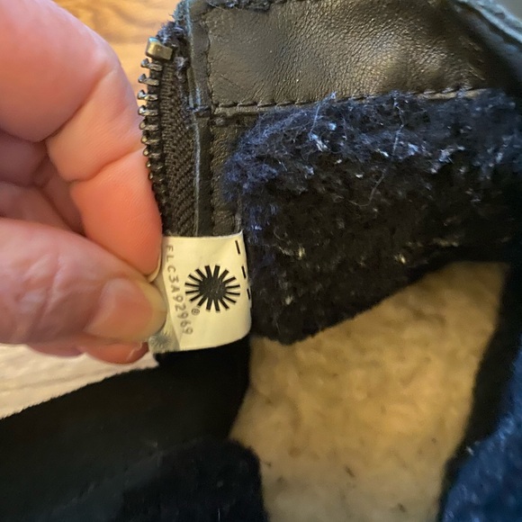 UGG REA LEATHER Ankle Boot black Leather uppers. Water Resistant women’s, Size 8 - Picture 7 of 7